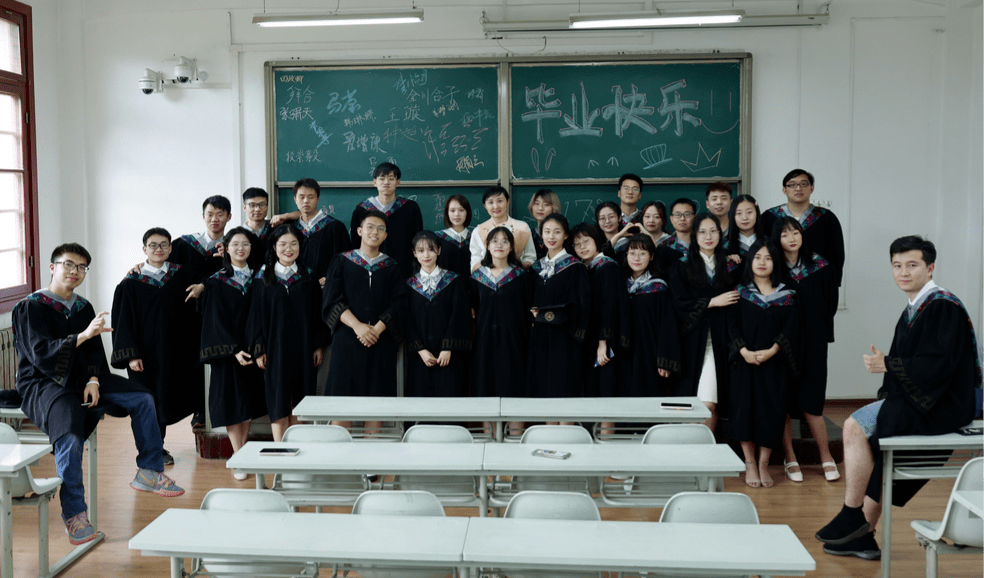 2:让毕业定格在黑板上,分别是为了更好的相见