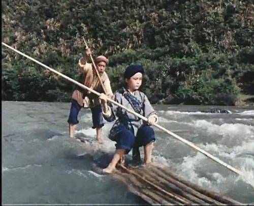 "小小竹排江中流,巍巍青山两岸走……"《红星照我去战斗》这首歌曲