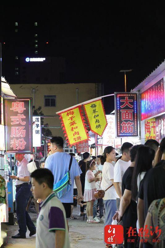前来觅食的人群络绎不绝兰田步行街夜市是市民消夏好去处"胖大叔"在