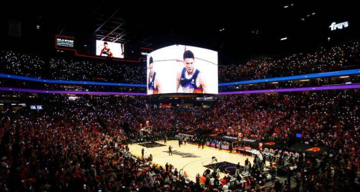 "上一场部分太阳球迷在斯台普斯球馆高喊"太阳5场晋级.