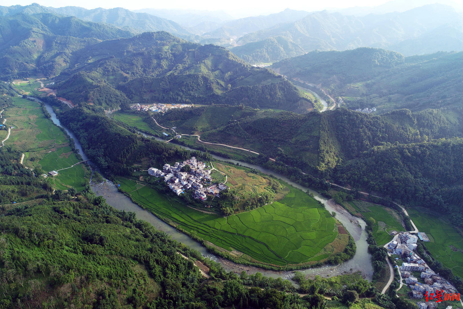 航拍百坭村.乐业县宣传部供图