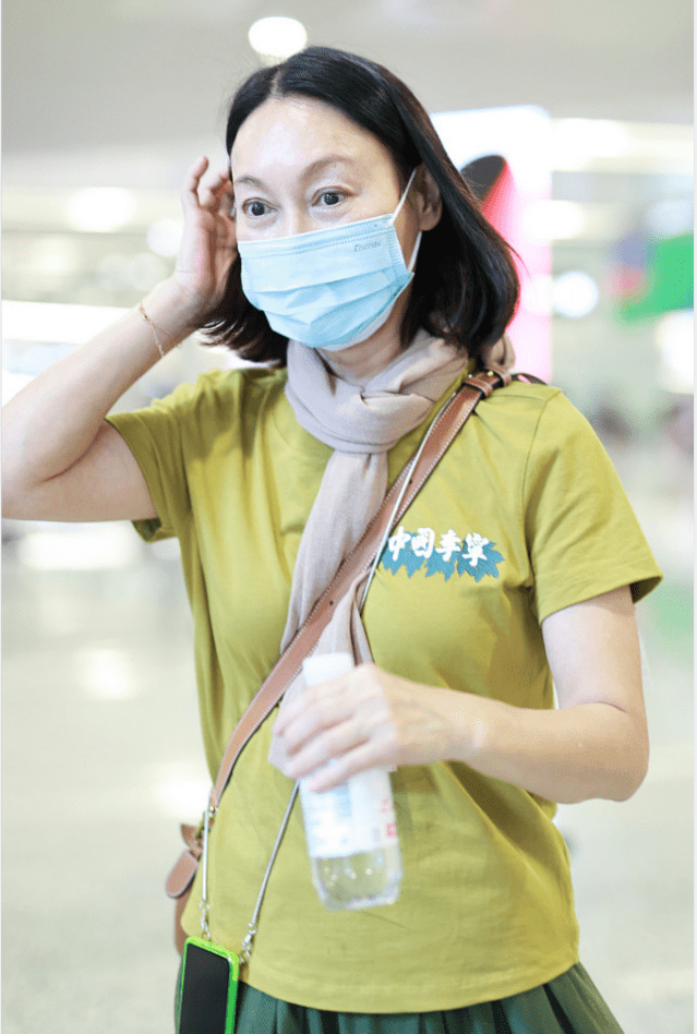 不刻意装嫩的女人有多美,惠英红一身绿色好减龄,素颜真实不做作