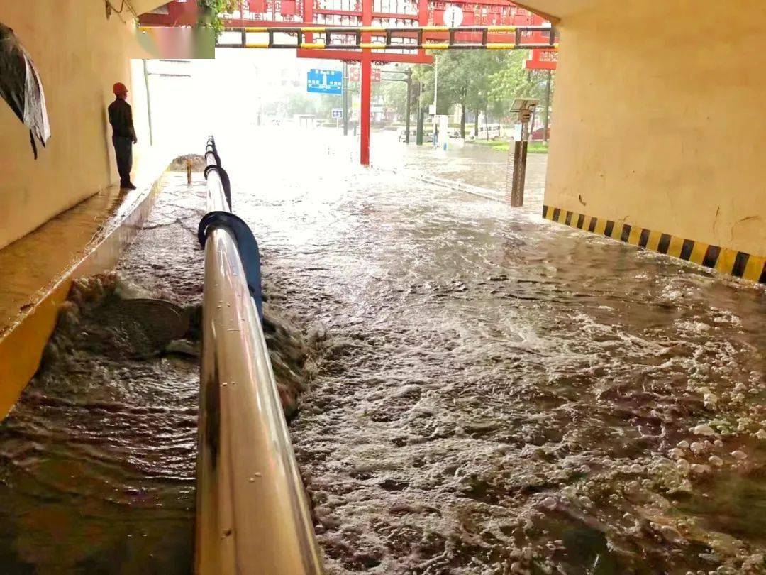 宜宾特大暴雨突袭他们的身影却依旧在雨中挺立今晚降雨持续