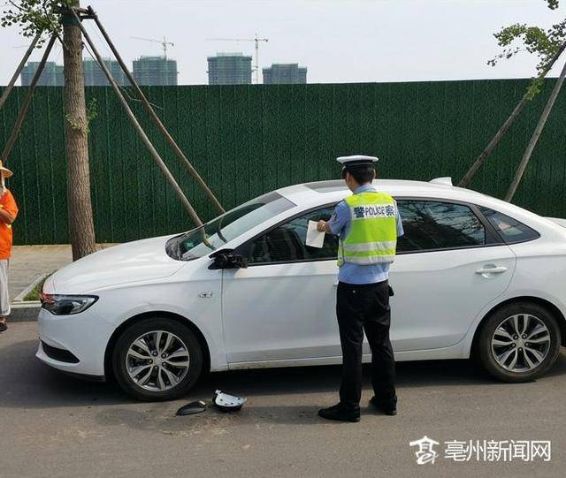 不慎剮蹭路邊車,車主不在他這樣做