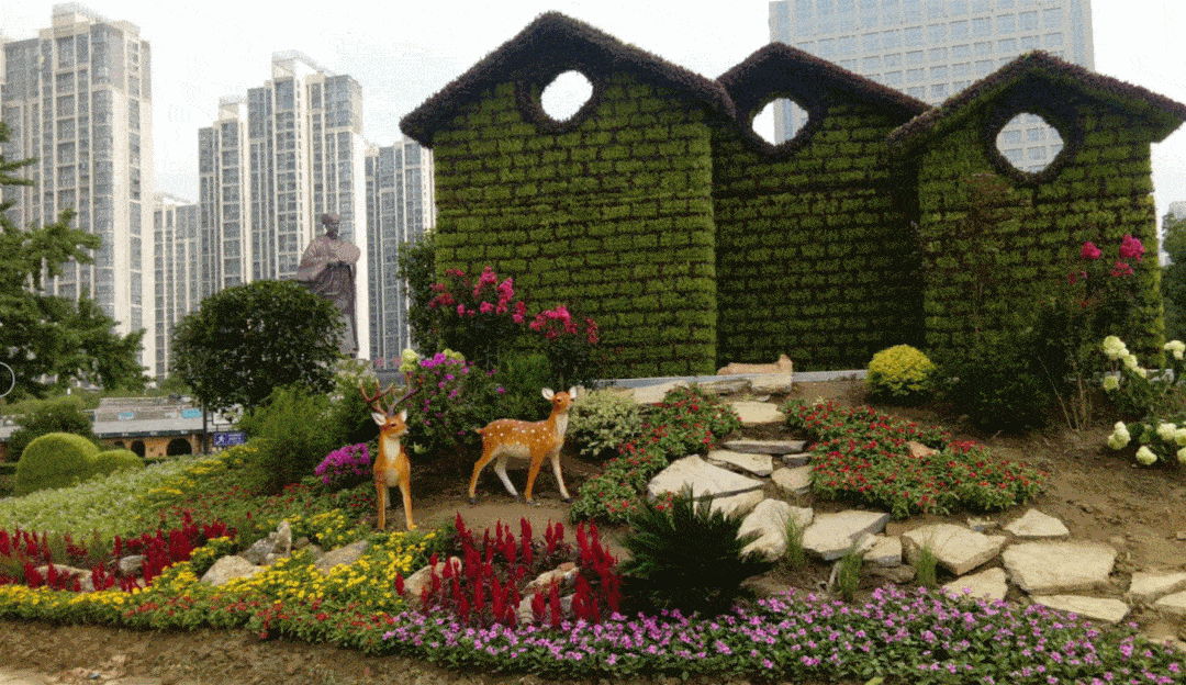 大型绿雕气势磅礴,各色花卉争奇斗艳扎制了八组大型花卉扎景在