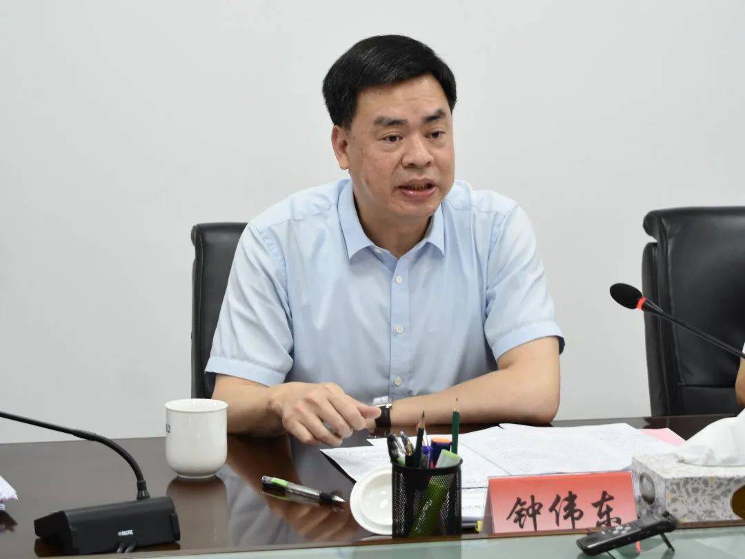 市执法局党组书记,局长钟伟东针对两个部门下一步会商协作提出了三点