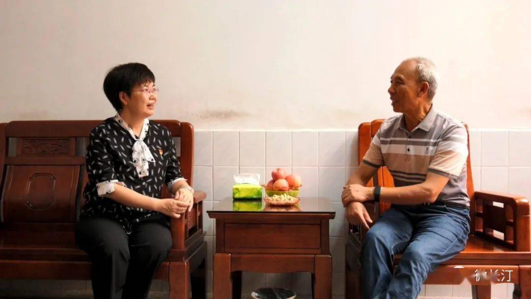 殷殷深情浓浓关爱吕莉走访慰问长汀老干部并颁发光荣在党50年纪念章