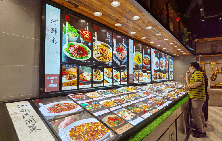 港湾酒店是一家地道的常山本地三衢味风格的酒店,店内采用明档点菜