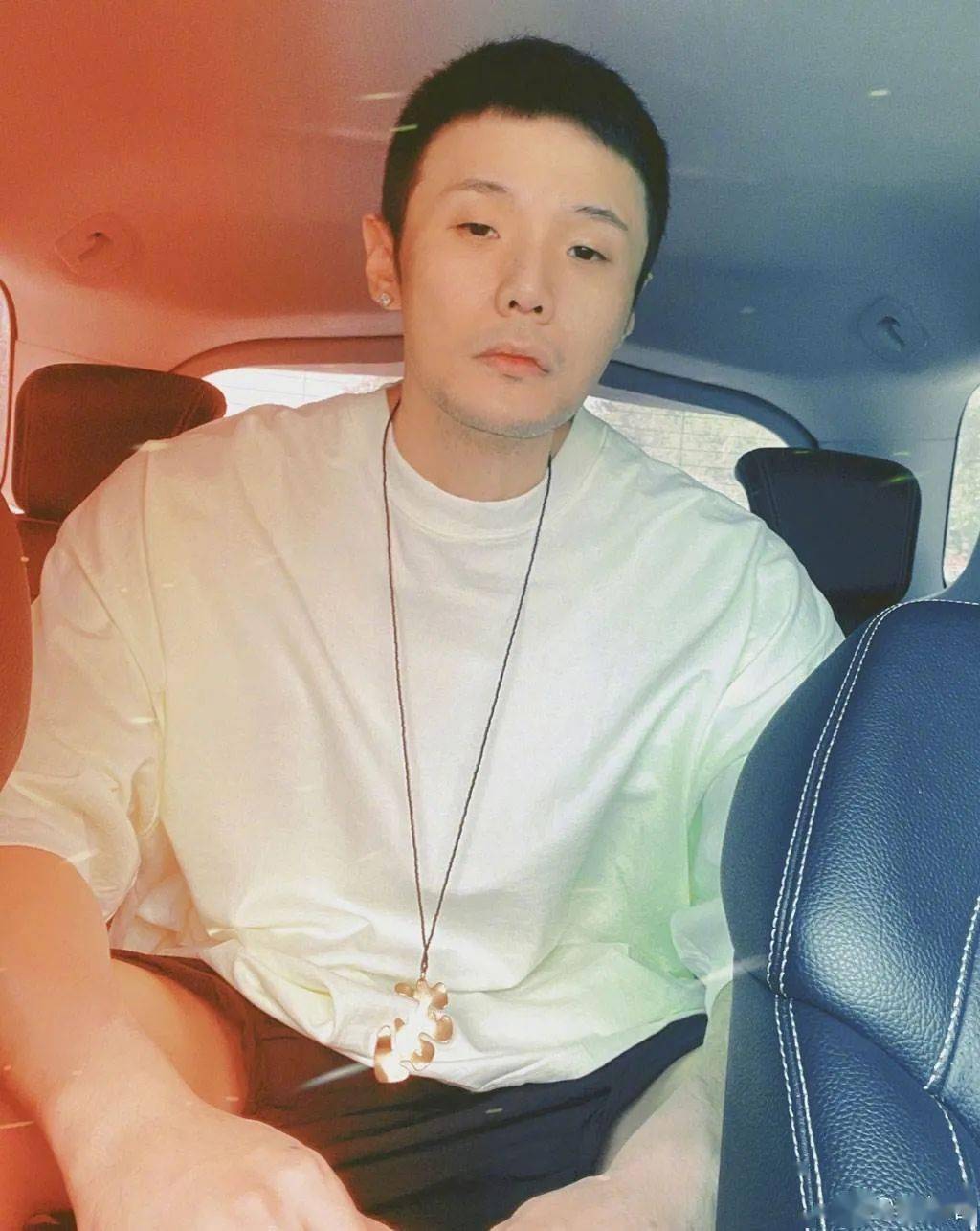 李荣浩自拍照喊拿去用 网友:留给嫂子吧