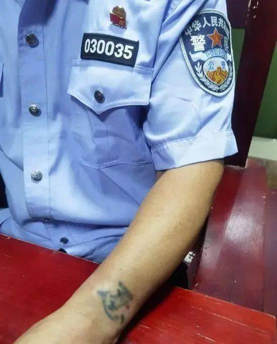 郑州一问证件竟掏出三张身份证警长在车上被民警抓走