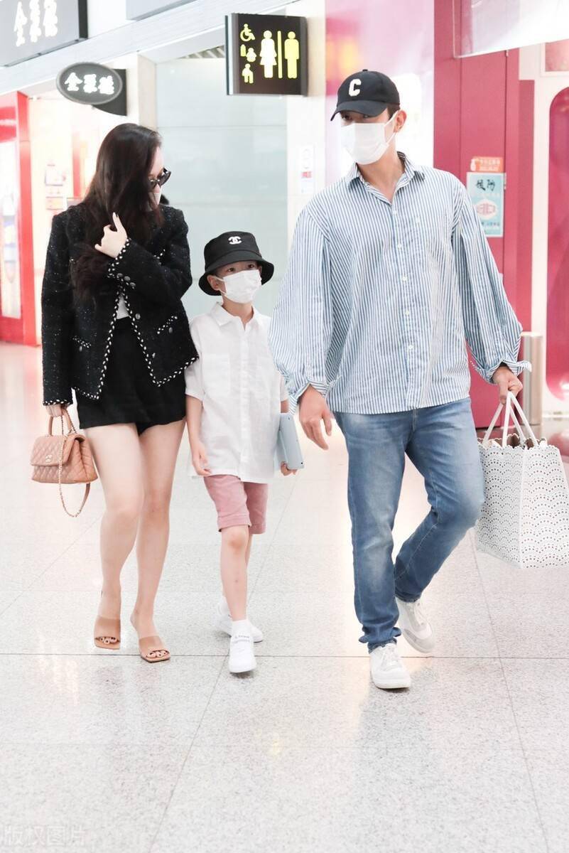 杜江一家三口走机场霍思燕认真打扮像贵妇嗯哼简约穿搭超有范