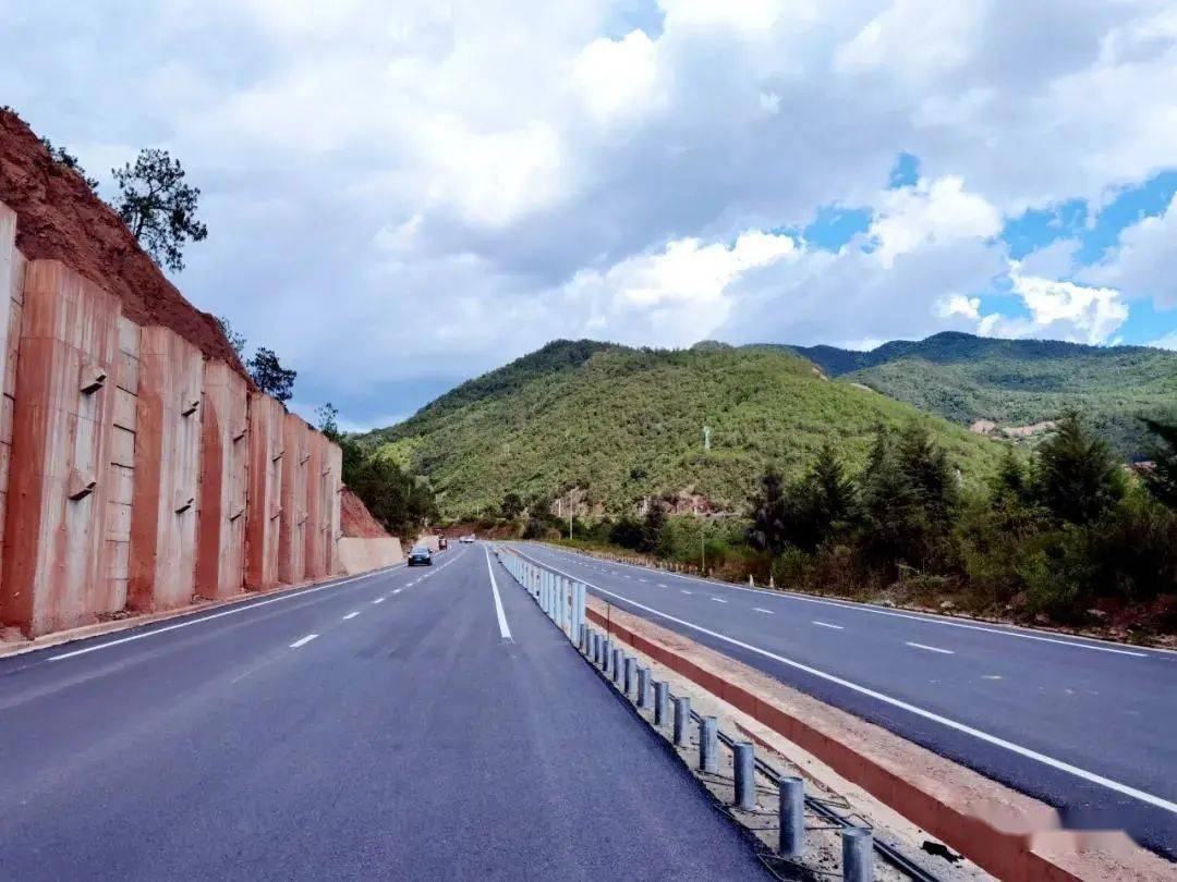 高速公路促进云龙县融入国家"一带一路"及"沿边开发"的战略促进全县