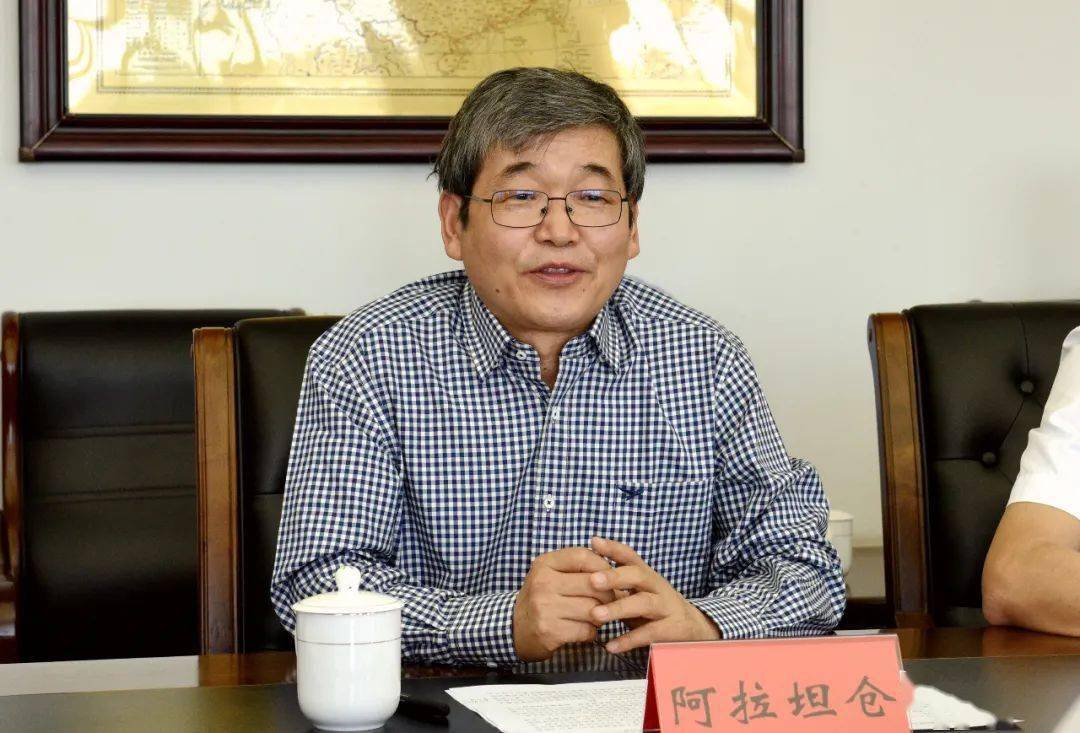 随后,在与会人员的共同见证下,我校副校长刘九万与和林格尔县副县长吕