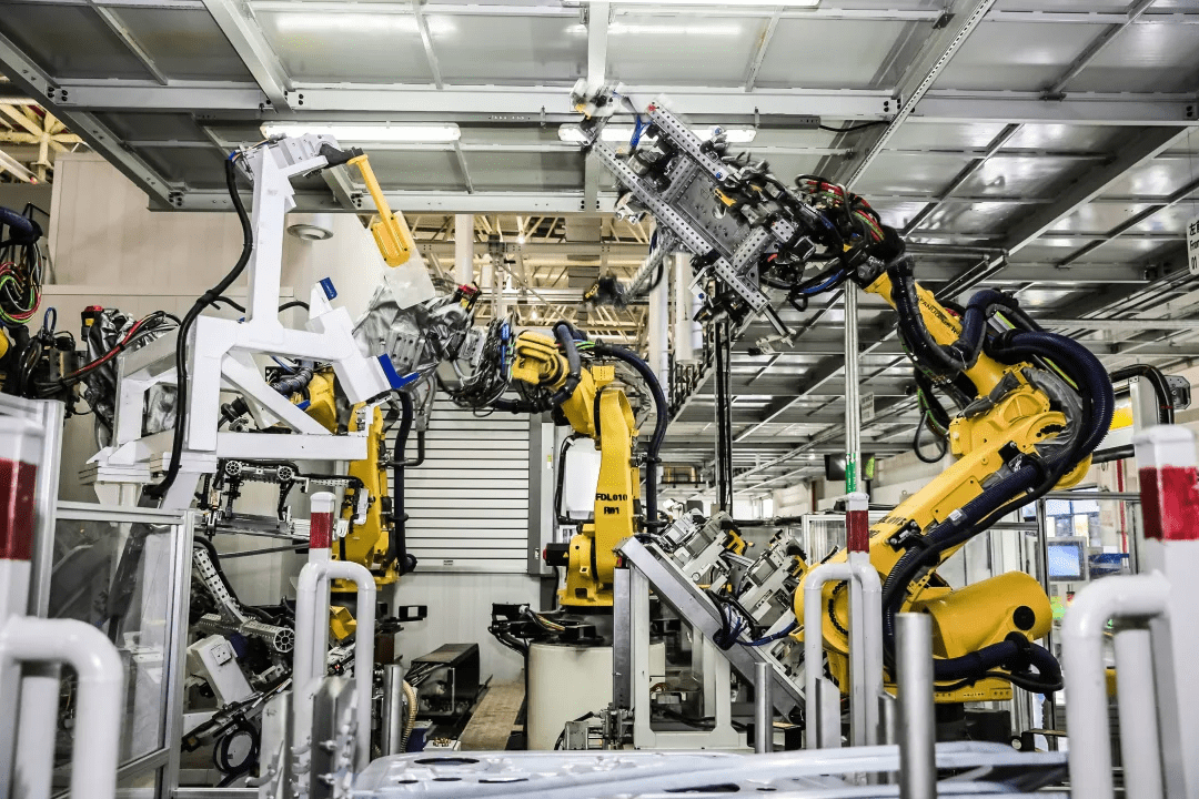 这样的赛力斯华为智选sf5,是从赛力斯两江智能工厂的生产线上走出.