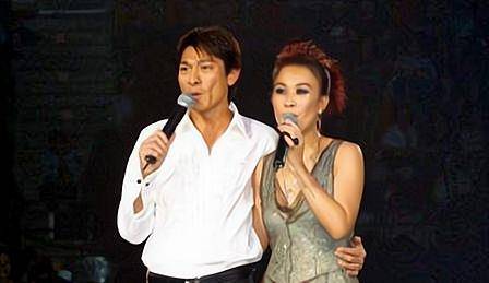 24年后那英刘德华再同台,穿粉色旗袍身材窈窕,两人合唱牵手对视