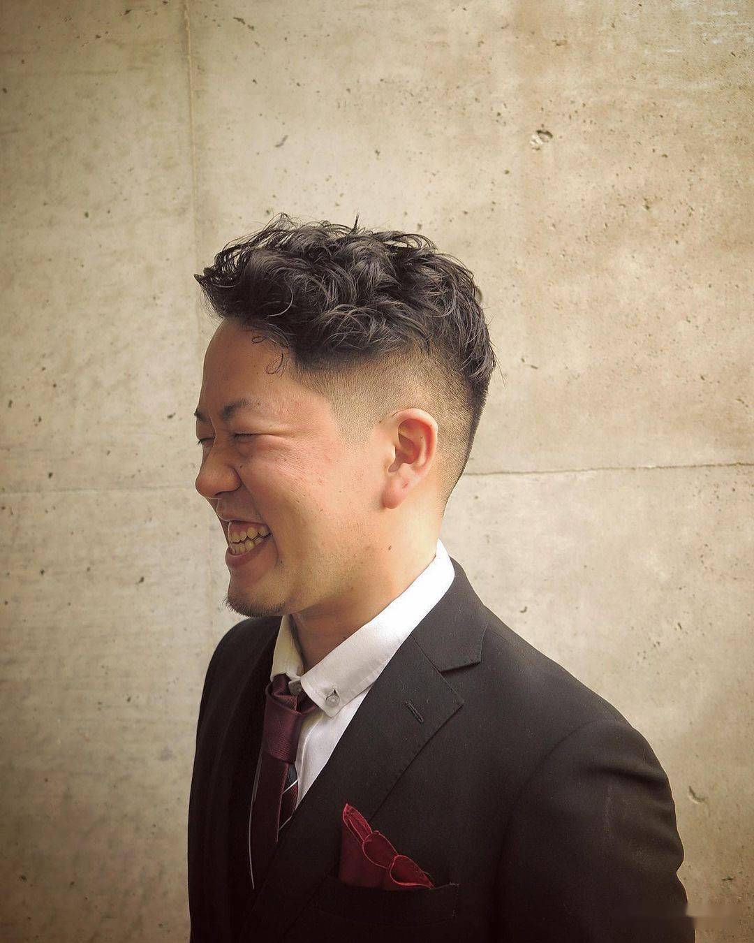 背头造型对于细软头发的男士也特别适合因为大多数细软发质都很