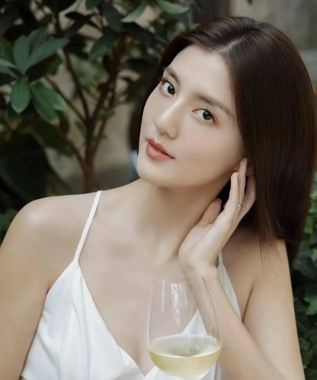 宋妍霏冲浪照曝光吴千语晒太阳上瘾夏季女明星的晒后修复有啥诀窍