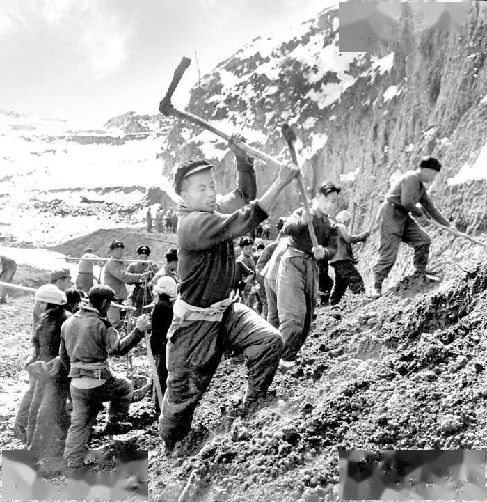 20世纪60年代,山西大寨人民发扬自力更生,艰苦奋斗精神,集中力量抓好