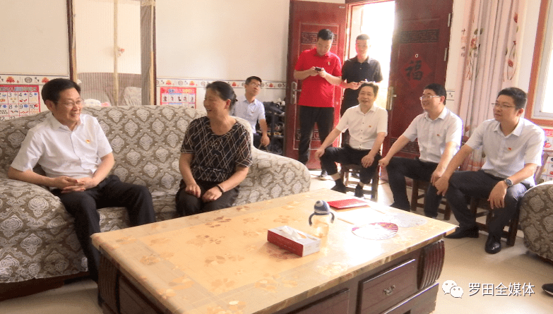 黄冈市委常委,组织部长何飞到罗田县看望慰问老党员,困难党员