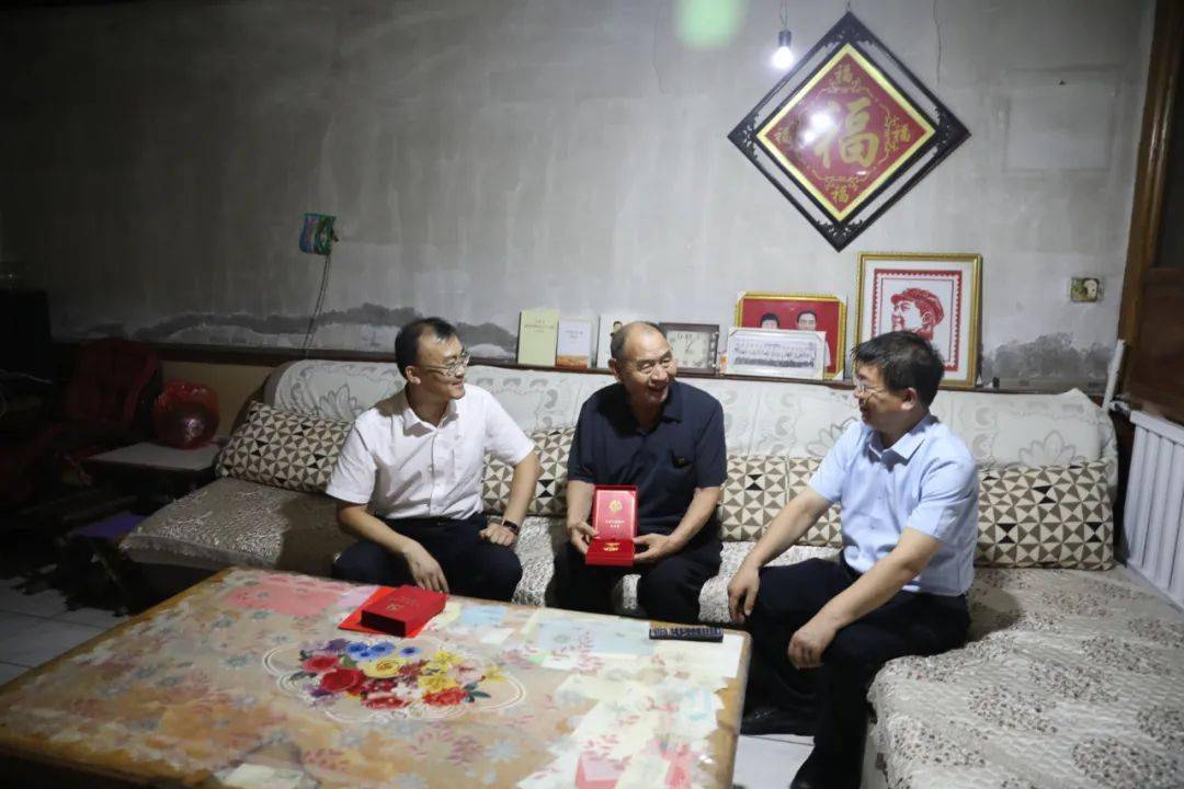 邹平市副市长刘志峰到黄山街道走访慰问老党员