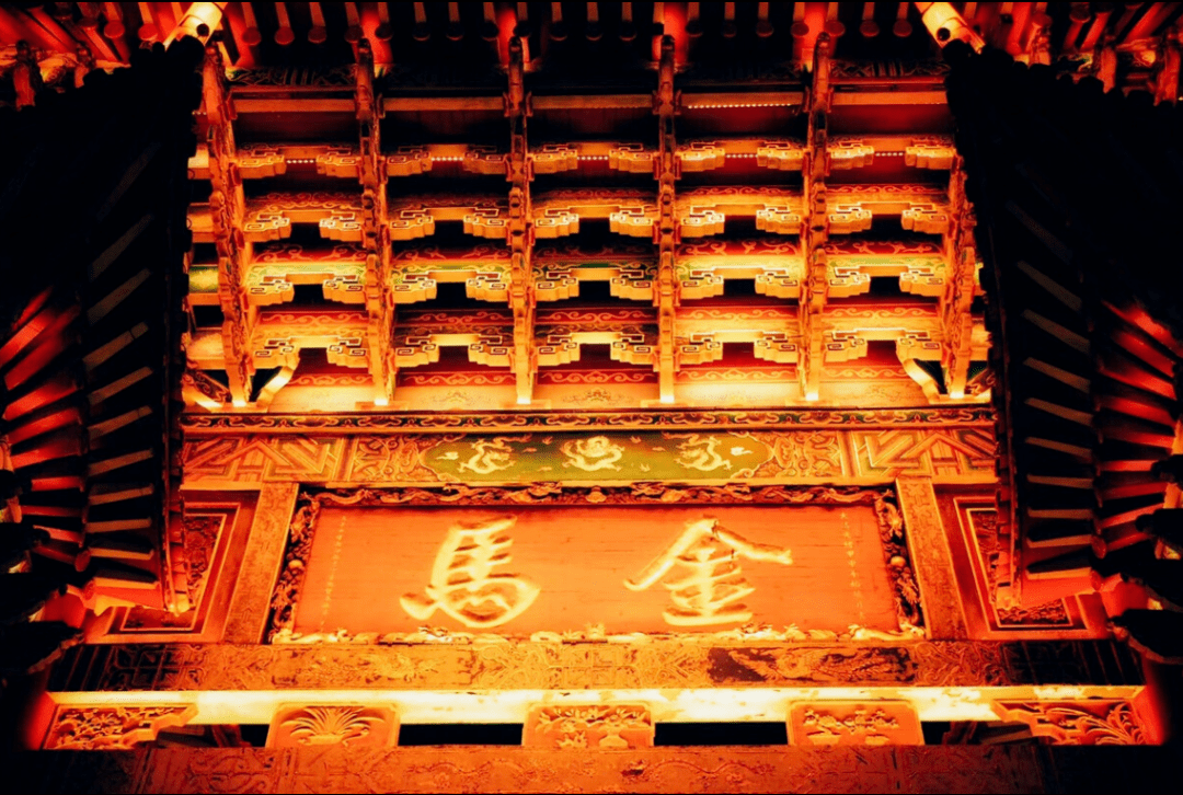 忠爱坊,到消匿于历史中的万寿无疆坊,再到而今闹市中的正义坊,又或文