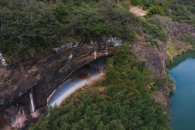 位于永兴县城约三公里的便江上游龙华山风景区内,与黑坦相邻,由明代