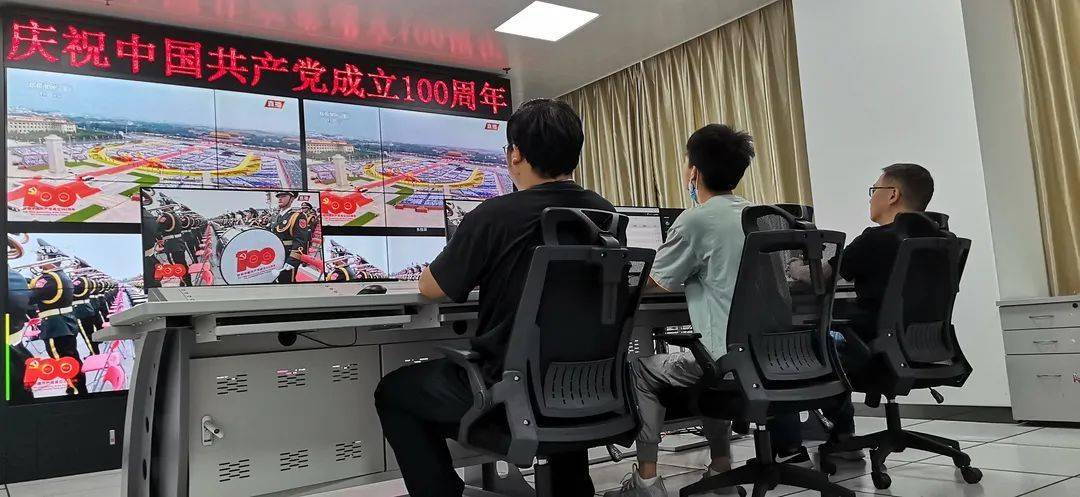 安庆火车站户外大屏开启转播庆祝大会盛况