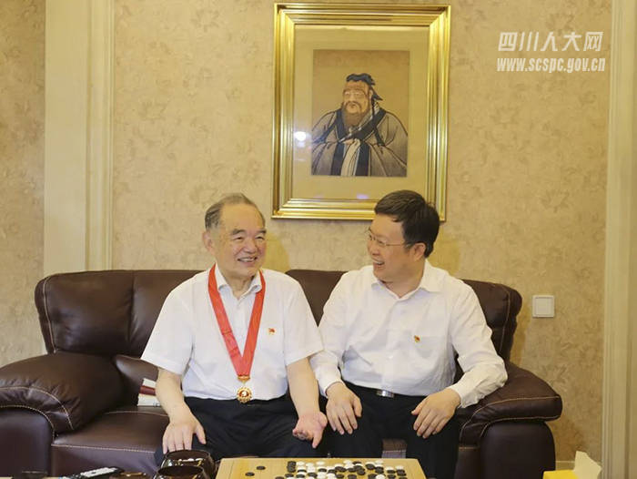 6月28日,省人大常委会副主任彭琳前往省人大常委会原副主任李永寿家中