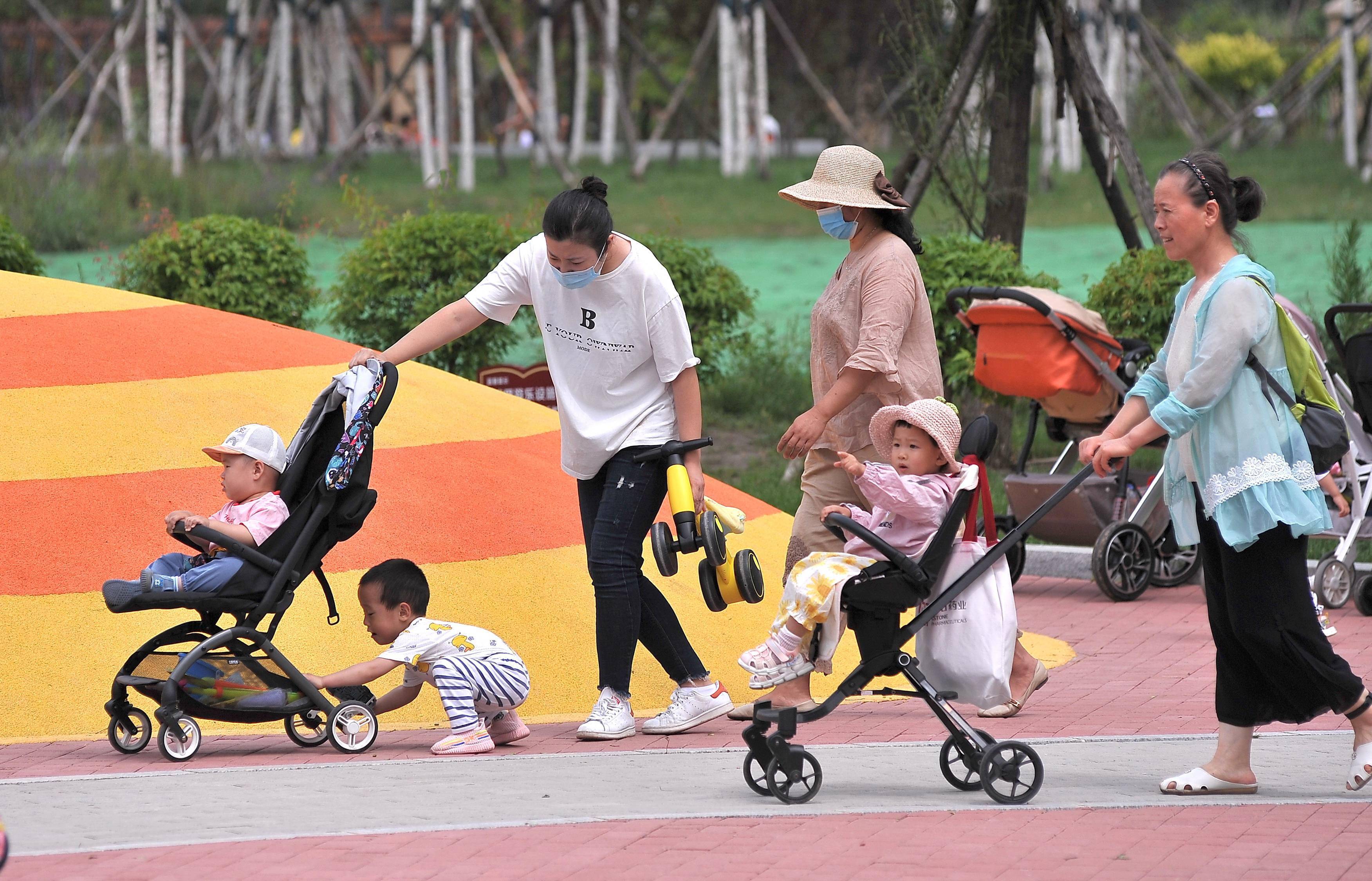 当地一直也没有大型公园,老人和孩子平时活动就只能在小区楼下;这个