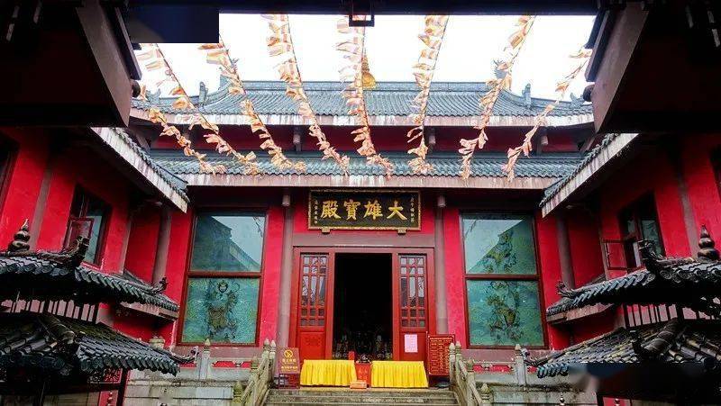 然后就到了雷洞坪,在雷洞坪前行几百米,右拐就到了灵觉寺,从此处可以