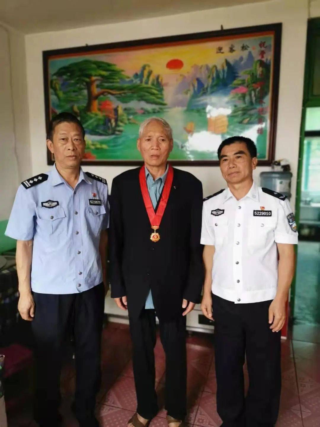 兴义监狱开展光荣在党50年纪念章颁发及七一前夕慰问活动