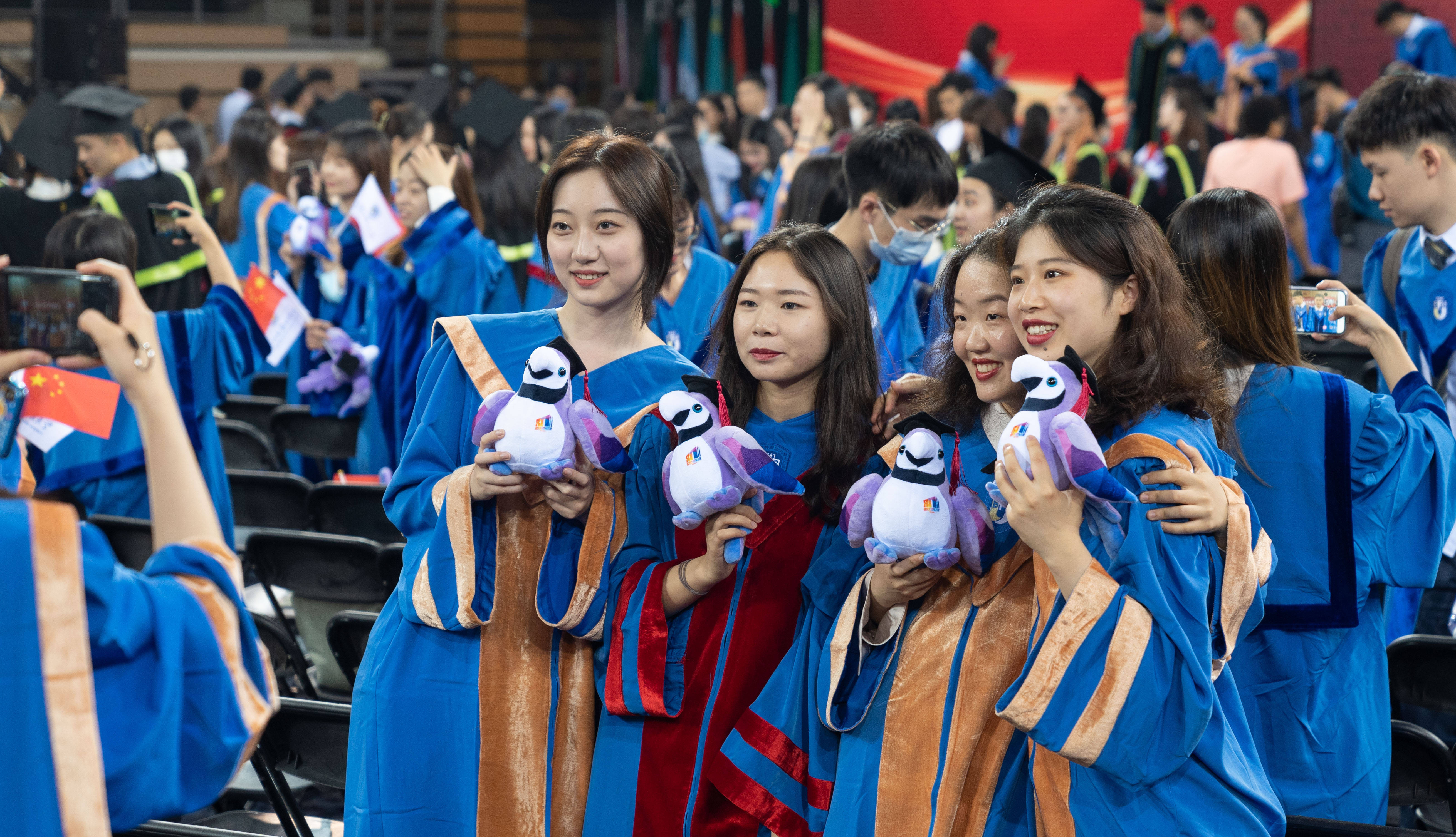 7月2日,北京外国语大学毕业生在毕业典礼上合影留念.