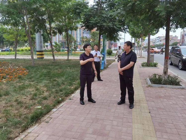 磁县政府党组成员路金锋现场督导分包区域道路环境卫生整治工作