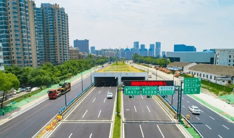 北起定淮门隧道南接地点,南至河西大街,扬子江大道全长约7.