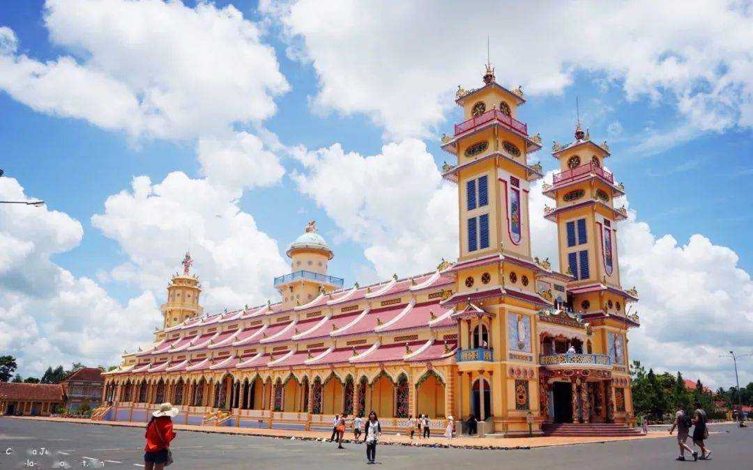 耶稣/关公/雨果/孙中山都是这个奇葩宗教里的神_越南