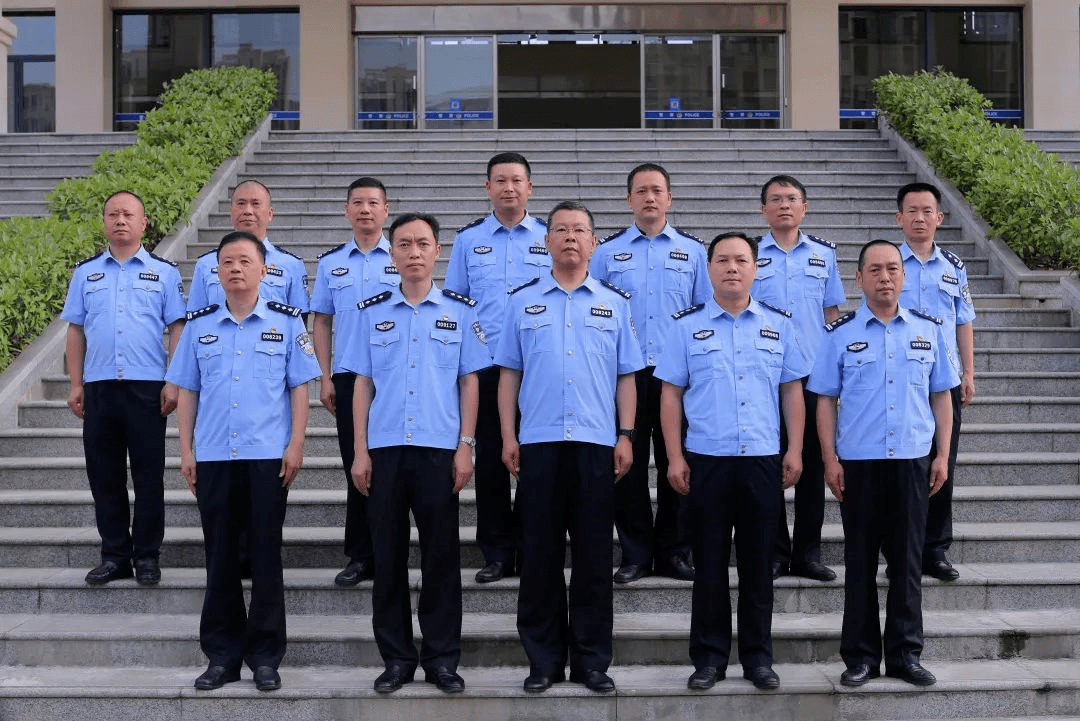 全国公安系统二级英雄模范此外,3名湖北民警被授予名列其中鄂州市公安