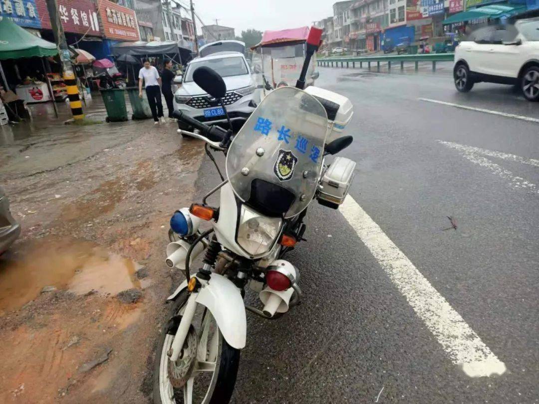 积水等状况,这时,各地路长需要第一时间报备,并利用警用摩托车设置