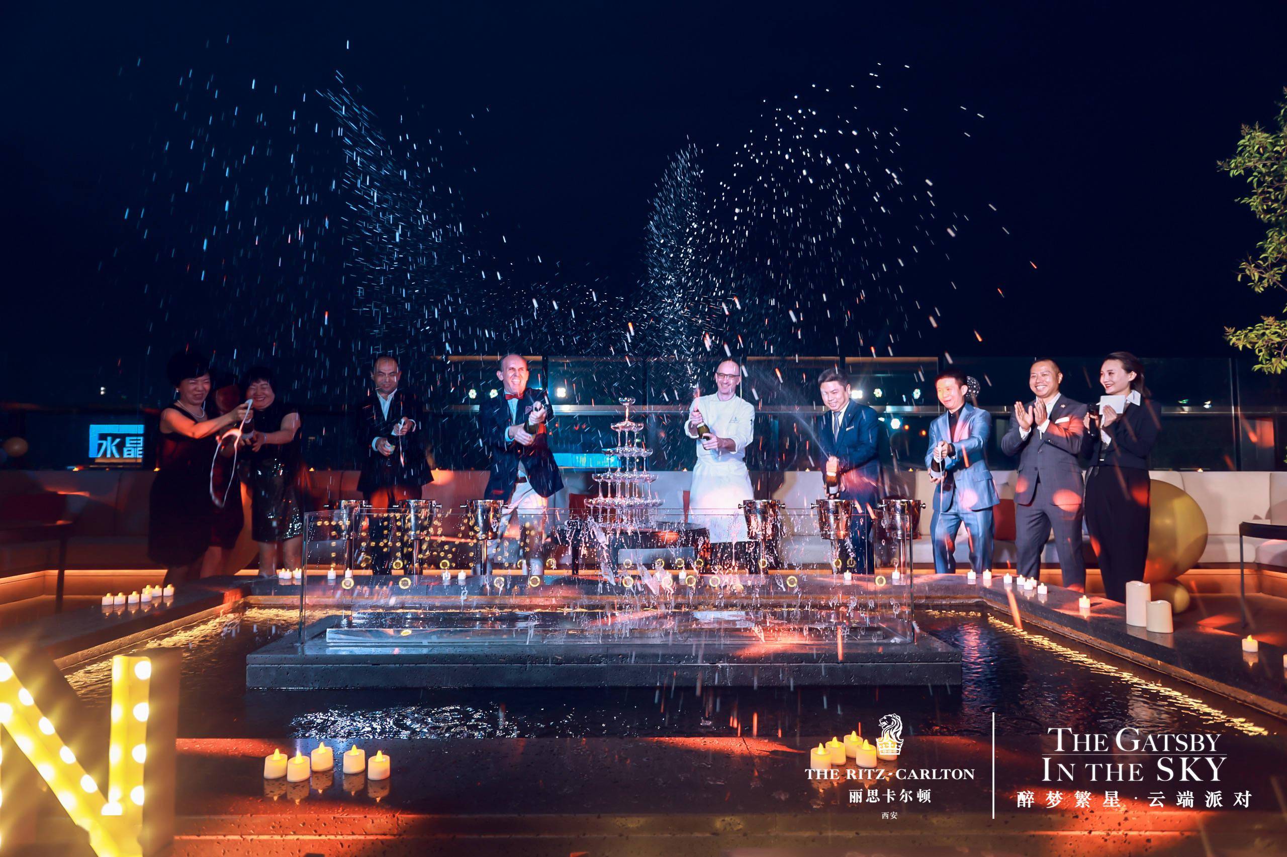 贵宾出席,以摩登复古风格,黑,金为主色调的场景布置,音乐及舞蹈互动