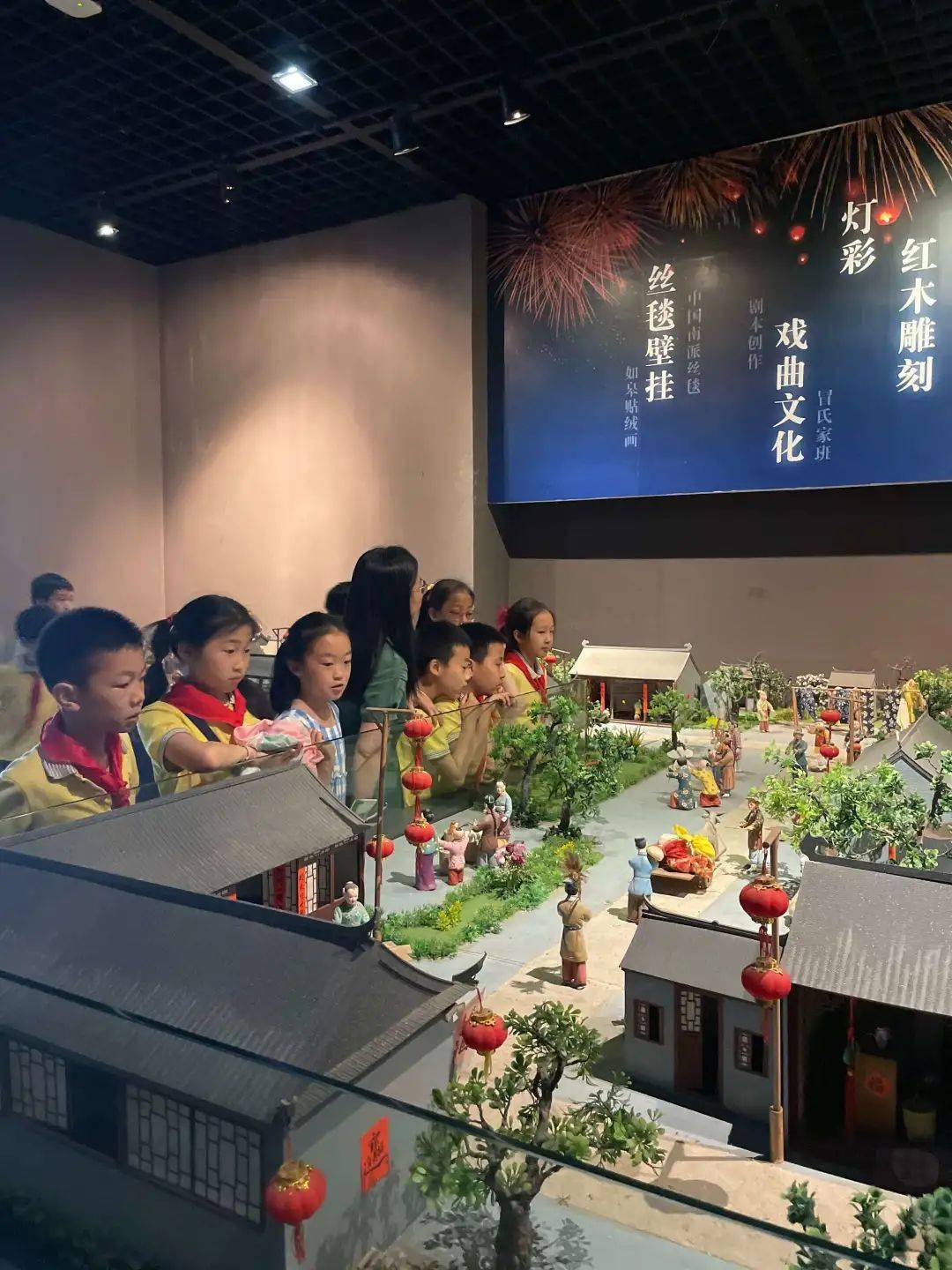 恰逢博物馆推出的建党百年系列活动,同学们一起走进一楼临展厅,参观了