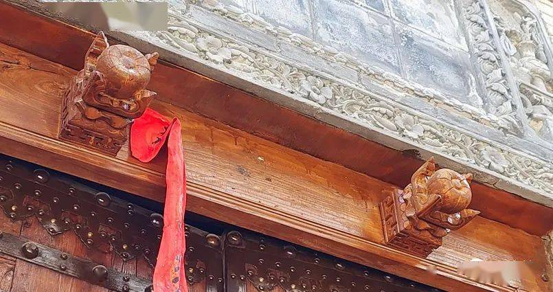 "户对"指的是门楣上突出的柱形木雕,叫门簪.