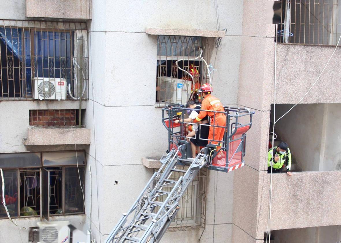消防官兵破拆防盗网,用云梯车安全救下母子