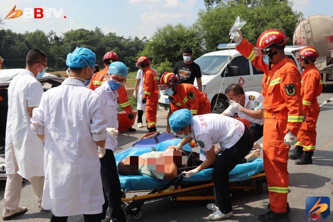 事發玉博公路!泥頭車跟小車撞上了,小車面目全非