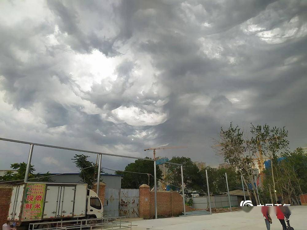 天津现罕见糙面云 翻腾滚动宛如科幻大片