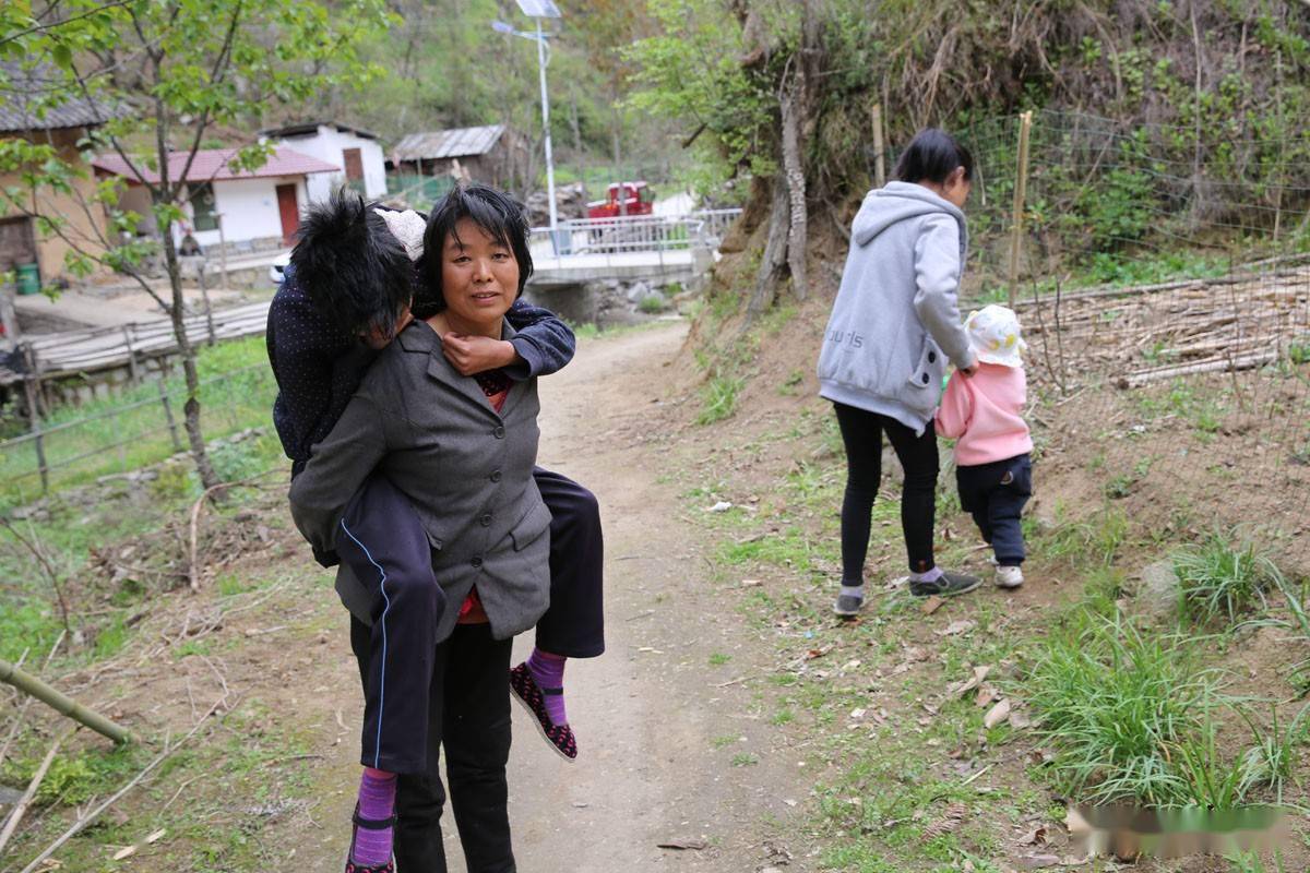 不离不弃的母爱:秦岭大山里妈妈背女儿20年,一天24小时陪伴女儿_罗仕