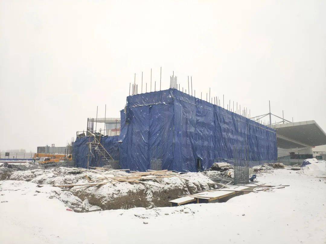 混凝土项目采用暖棚法为保证施工质量昼夜温差18～20℃西藏地区的冬季