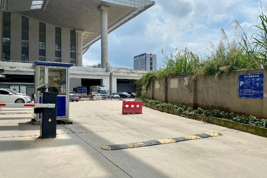 (该停车场实景和位置示意图)注意:厦门北站售票厅设在南进站口旁边,北