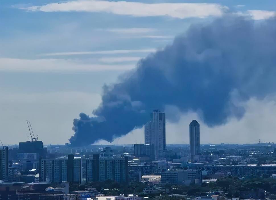 爆炸地点仍冒出滚滚浓烟.图据央视新闻