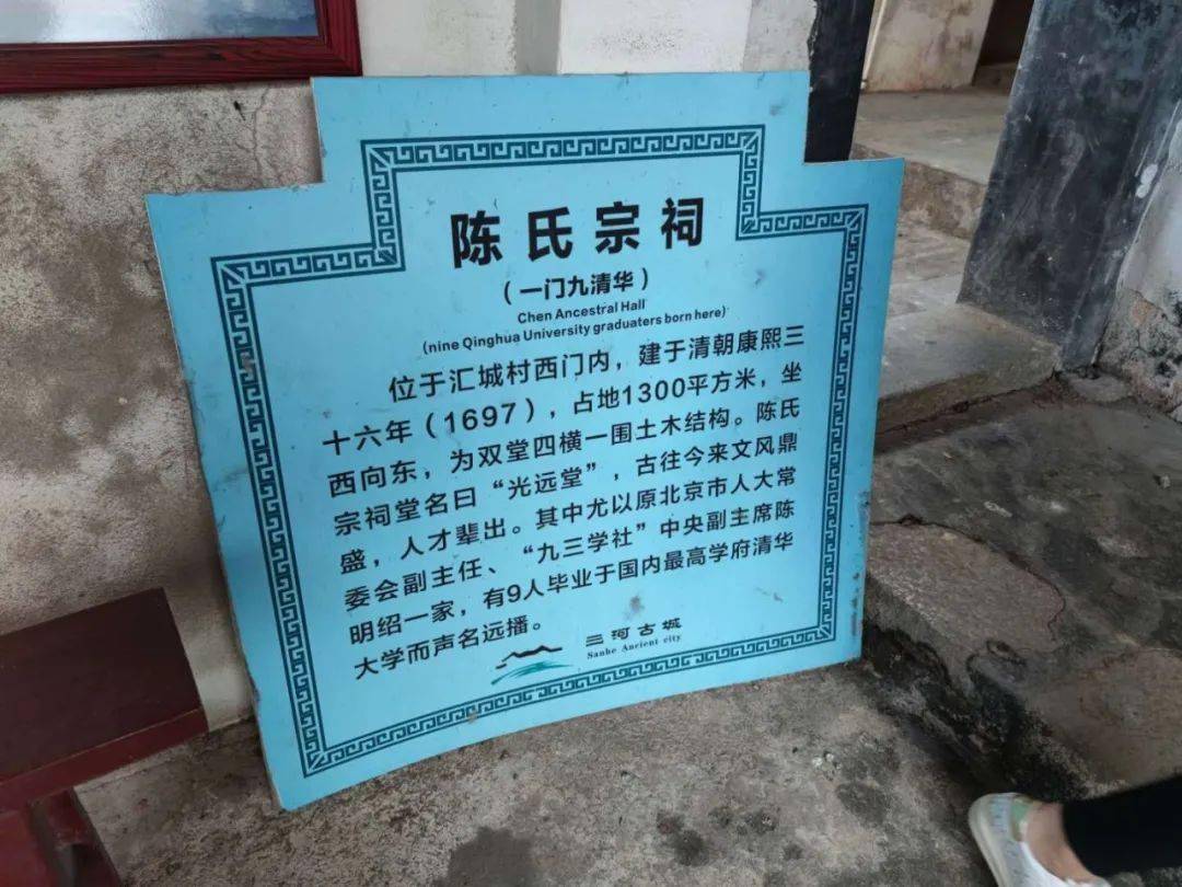 这是一座两进四横一围的典型客家围龙屋,四周明山丽水挹注天然灵气