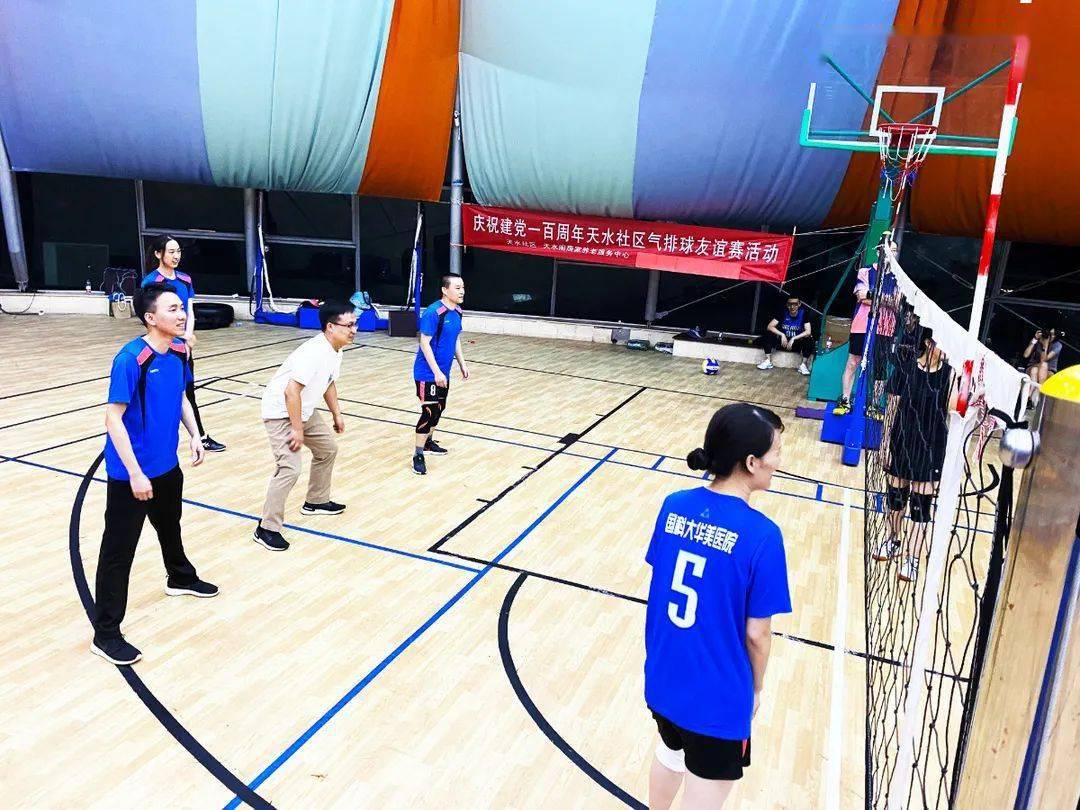 惠贞书院教职工队,对手球技娴熟,配合默契,阵中更有数位运动专业出身