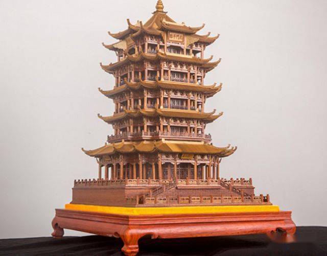 而我们所见到的这些木雕古建筑微型景观,就是用木雕独特的手法,将现实